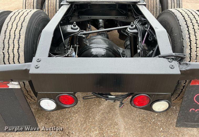 image for item DQ2363 2013 Peterbilt 587 semi truck