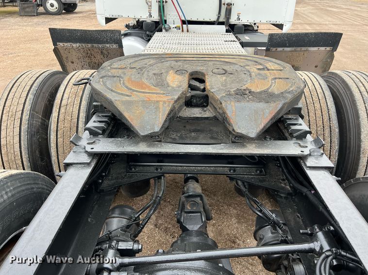 image for item DQ2363 2013 Peterbilt 587 semi truck