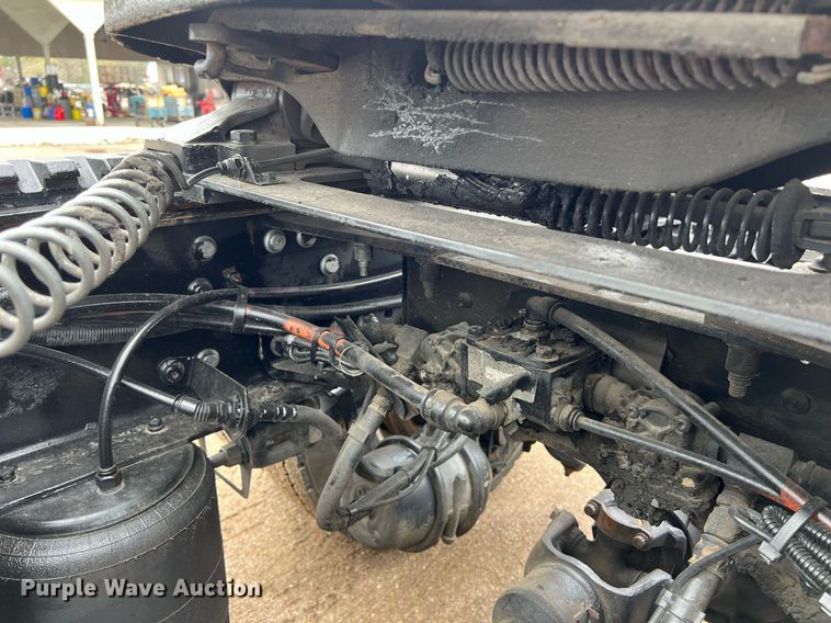 image for item DQ2363 2013 Peterbilt 587 semi truck