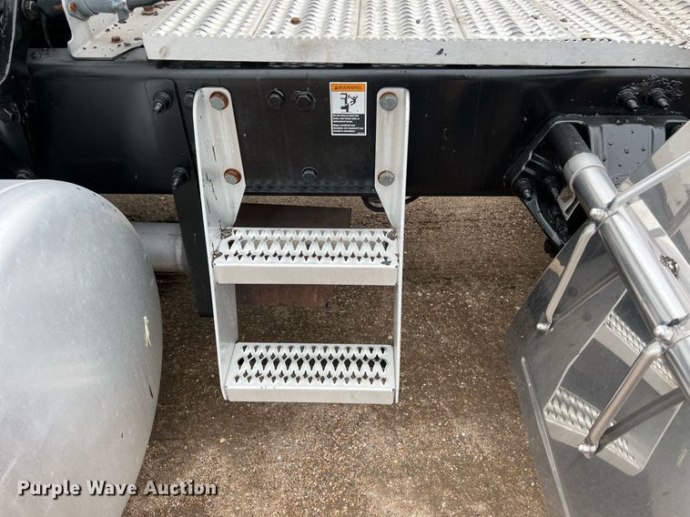 image for item DQ2363 2013 Peterbilt 587 semi truck