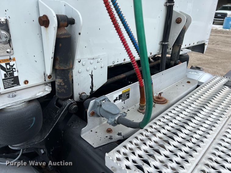 image for item DQ2363 2013 Peterbilt 587 semi truck