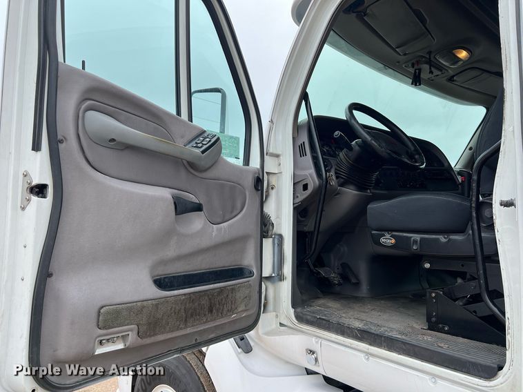 image for item DQ2363 2013 Peterbilt 587 semi truck