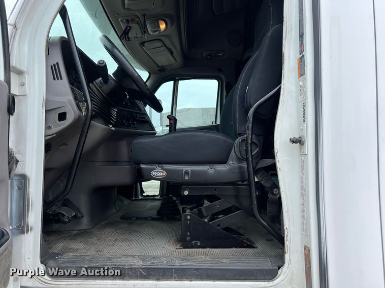 image for item DQ2363 2013 Peterbilt 587 semi truck