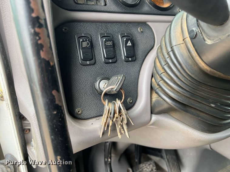 image for item DQ2363 2013 Peterbilt 587 semi truck