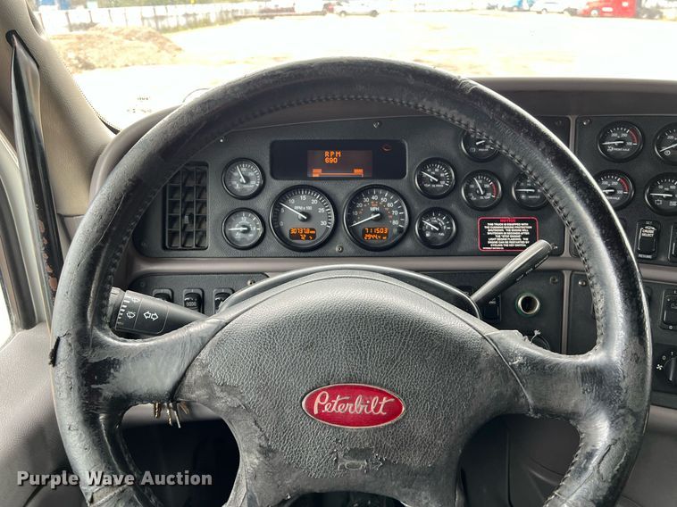 image for item DQ2363 2013 Peterbilt 587 semi truck