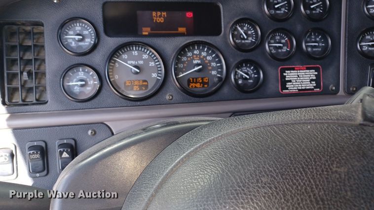image for item DQ2363 2013 Peterbilt 587 semi truck