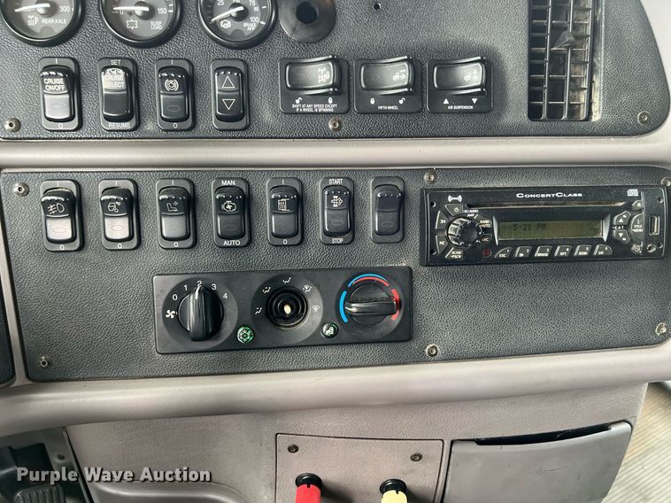 image for item DQ2363 2013 Peterbilt 587 semi truck