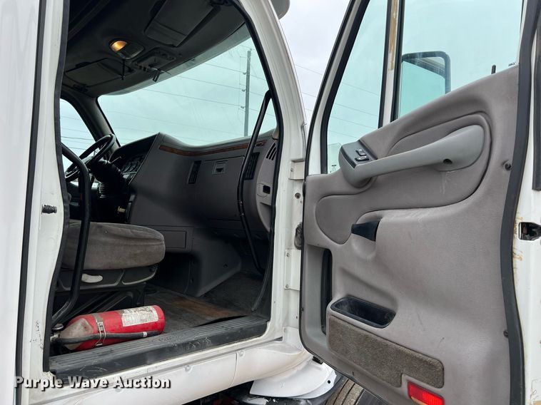 image for item DQ2363 2013 Peterbilt 587 semi truck