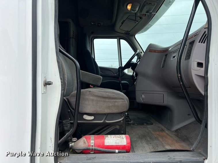 image for item DQ2363 2013 Peterbilt 587 semi truck