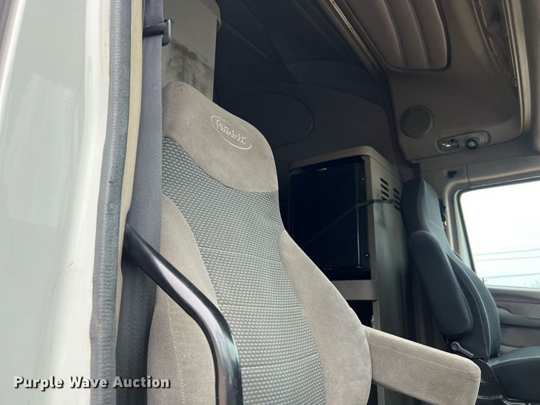 image for item DQ2363 2013 Peterbilt 587 semi truck