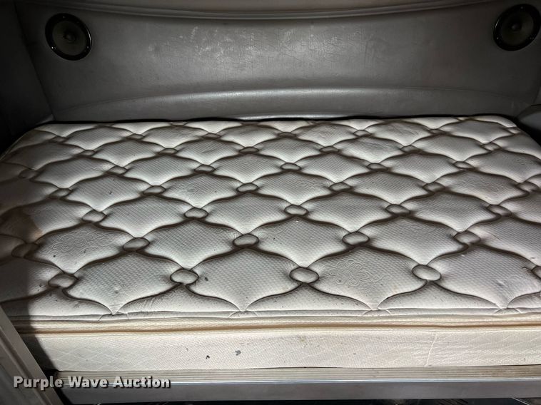 image for item DQ2363 2013 Peterbilt 587 semi truck