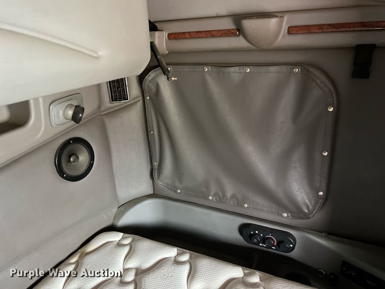 image for item DQ2363 2013 Peterbilt 587 semi truck