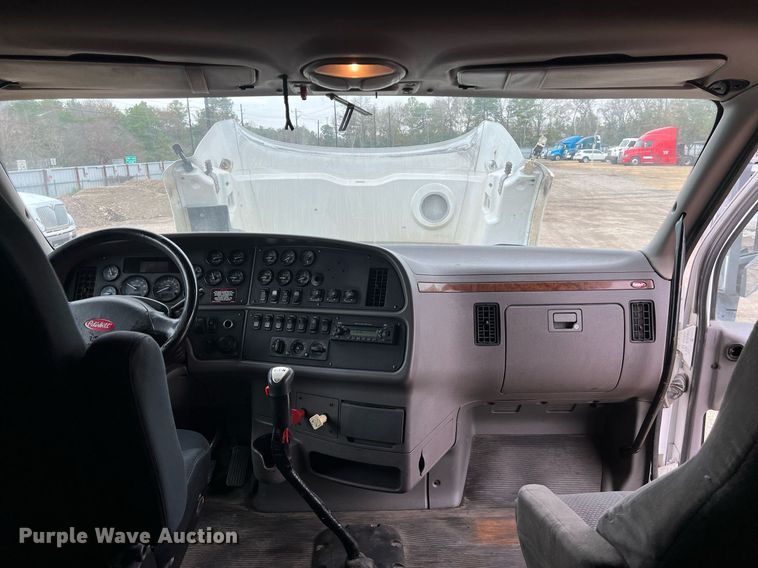 image for item DQ2363 2013 Peterbilt 587 semi truck