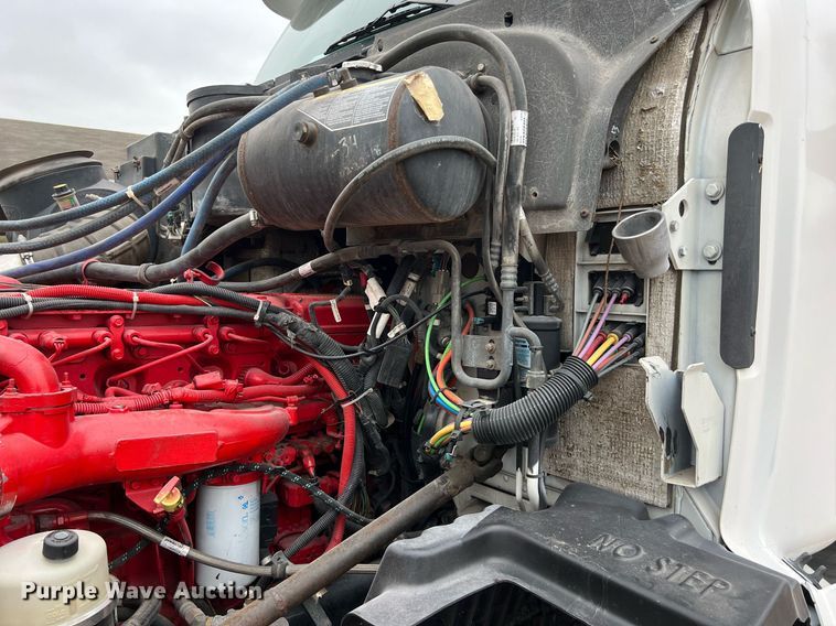 image for item DQ2363 2013 Peterbilt 587 semi truck