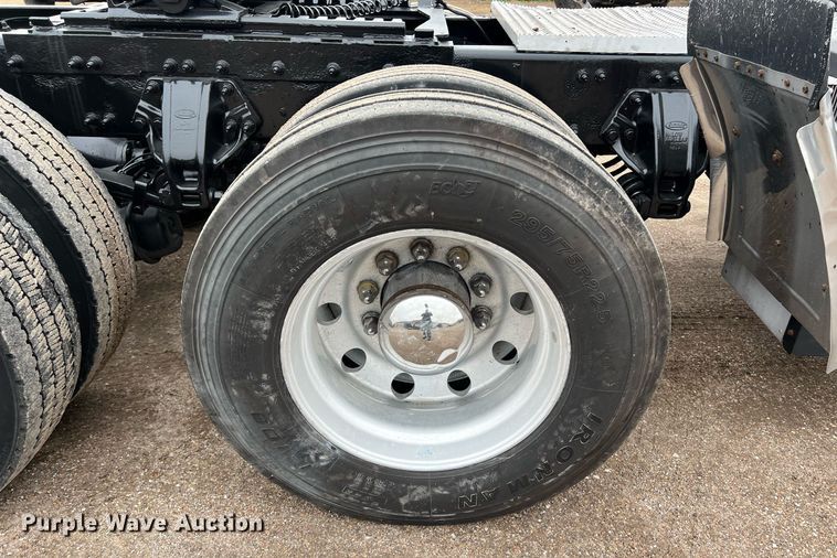 image for item DQ2363 2013 Peterbilt 587 semi truck