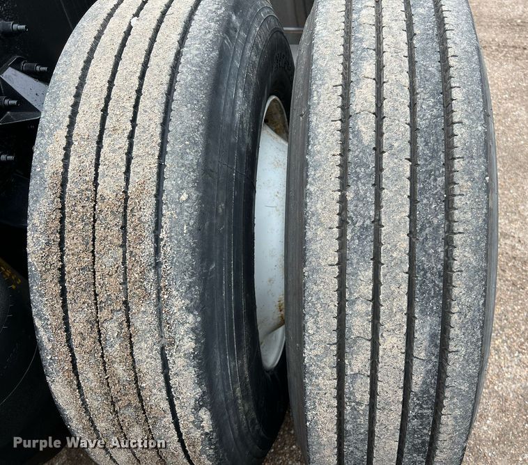 image for item DQ2363 2013 Peterbilt 587 semi truck