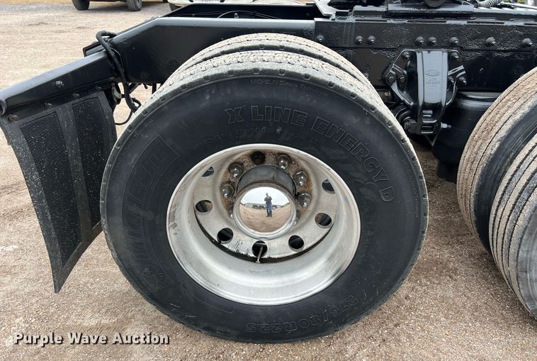 image for item DQ2363 2013 Peterbilt 587 semi truck