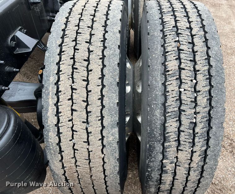 image for item DQ2363 2013 Peterbilt 587 semi truck