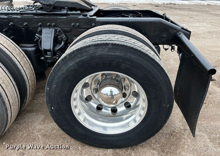 image for item DQ2363 2013 Peterbilt 587 semi truck