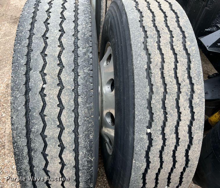 image for item DQ2363 2013 Peterbilt 587 semi truck