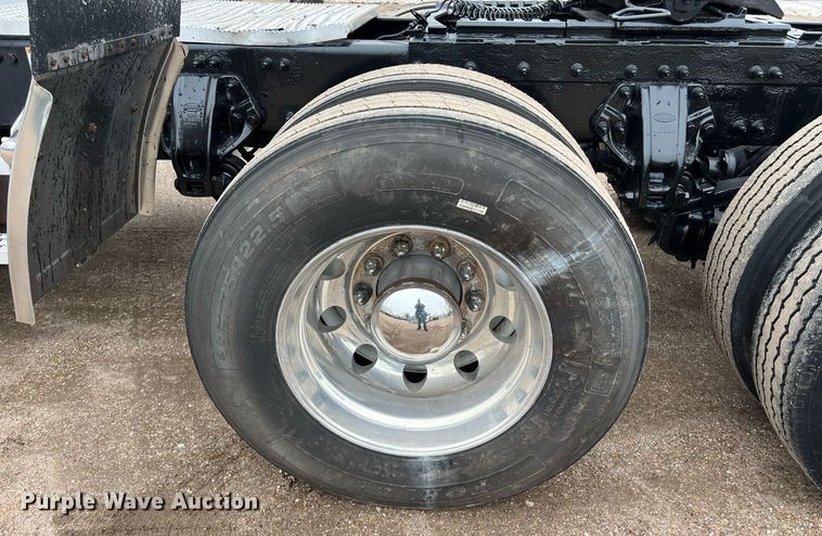 image for item DQ2363 2013 Peterbilt 587 semi truck