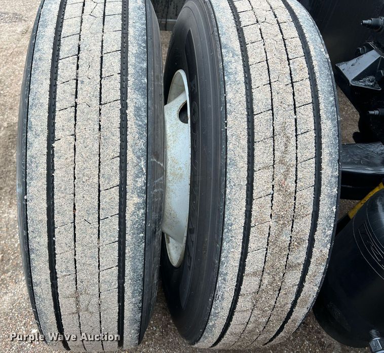 image for item DQ2363 2013 Peterbilt 587 semi truck