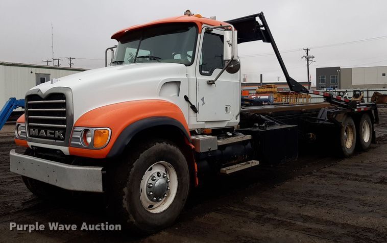 image for item DV9757 2007 Mack CV713 roll-off container truck