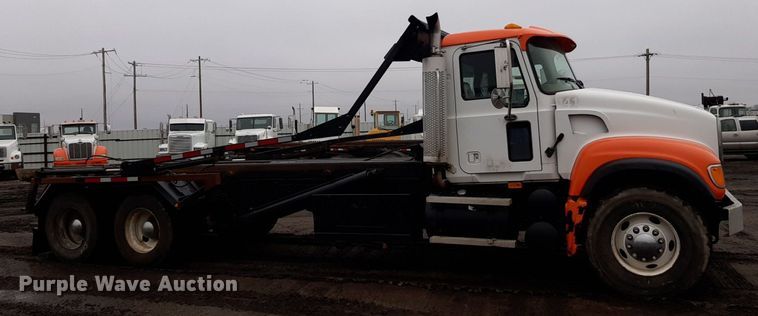 image for item DV9757 2007 Mack CV713 roll-off container truck