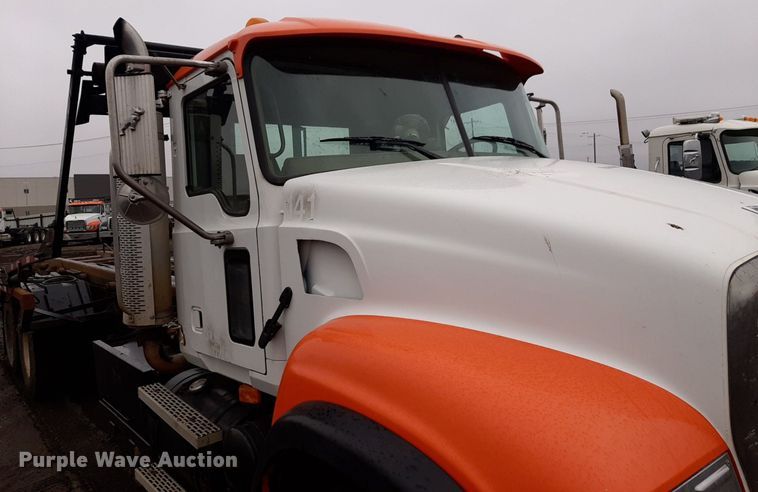 image for item DV9757 2007 Mack CV713 roll-off container truck