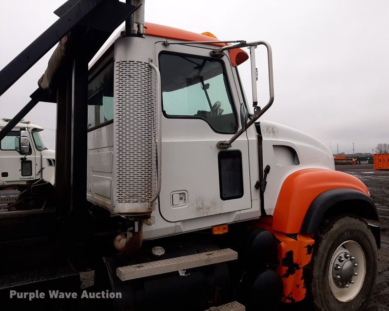 image for item DV9757 2007 Mack CV713 roll-off container truck