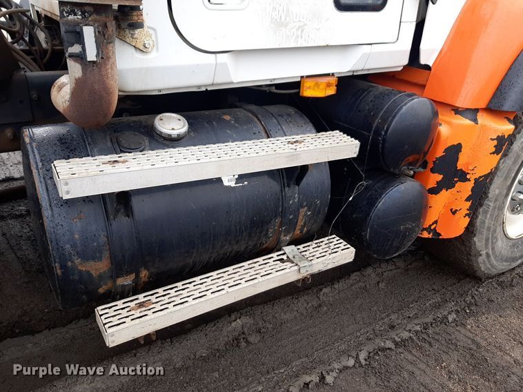 image for item DV9757 2007 Mack CV713 roll-off container truck