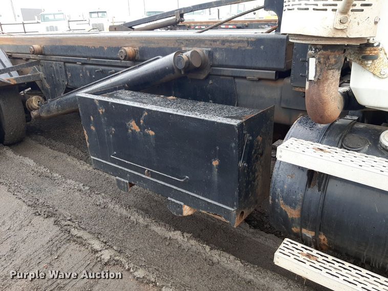 image for item DV9757 2007 Mack CV713 roll-off container truck