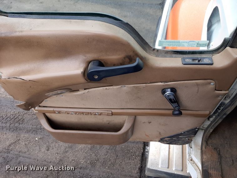 image for item DV9757 2007 Mack CV713 roll-off container truck