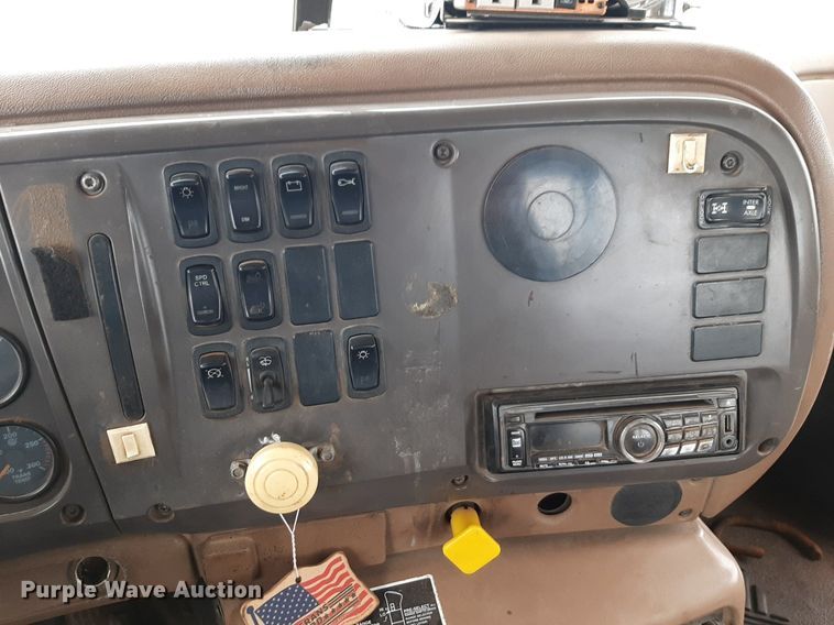 image for item DV9757 2007 Mack CV713 roll-off container truck