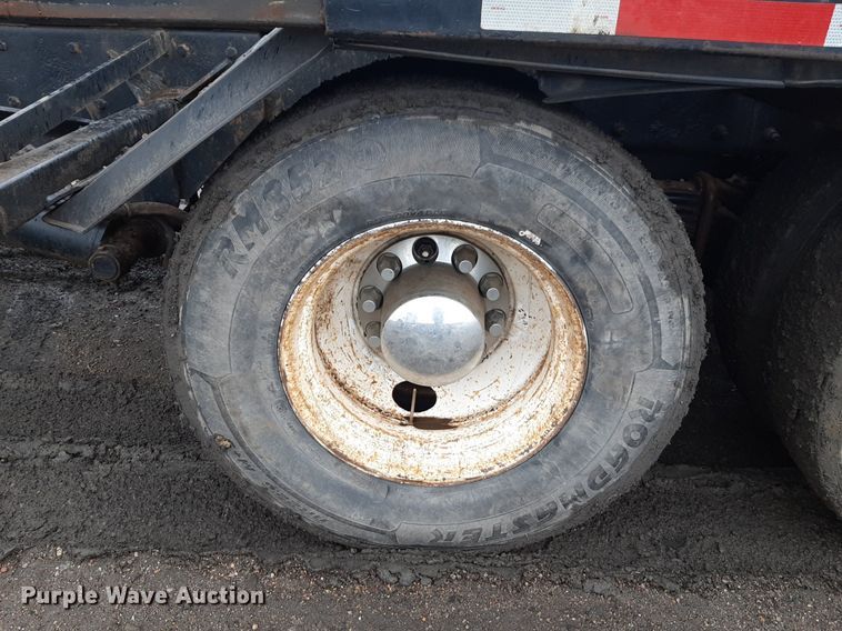 image for item DV9757 2007 Mack CV713 roll-off container truck