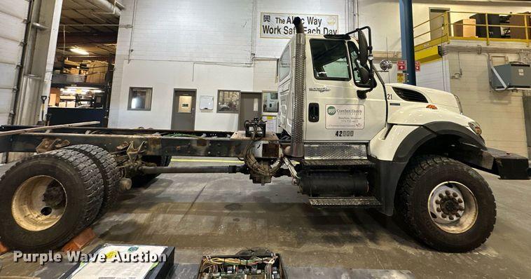 image for item DW2945 2011 International WorkStar 7400 truck cab and chassis