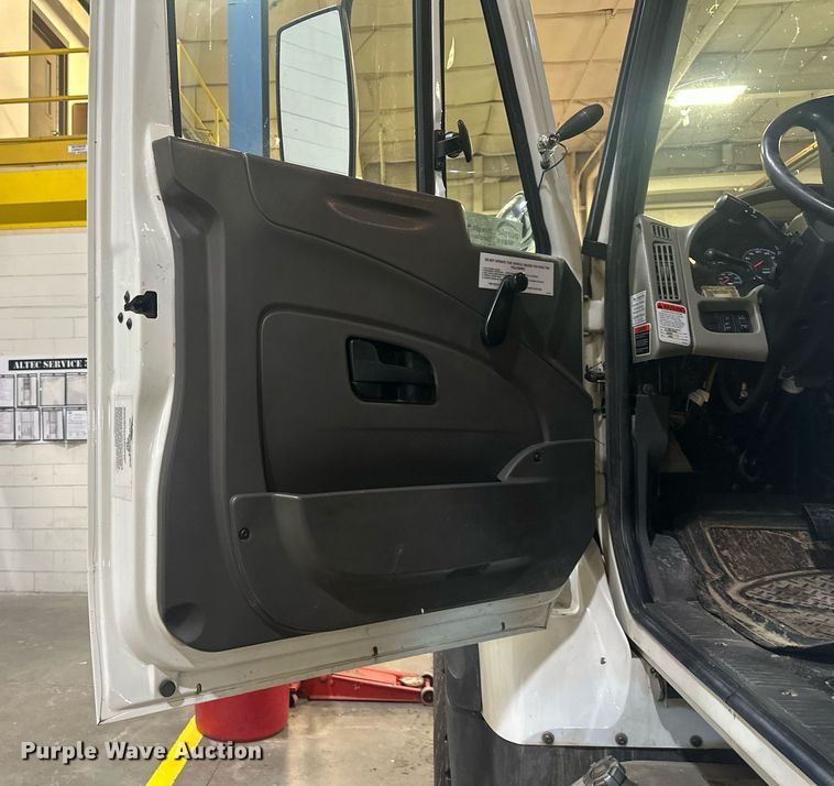 image for item DW2945 2011 International WorkStar 7400 truck cab and chassis