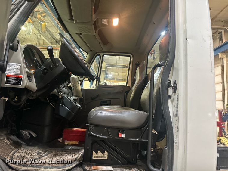 image for item DW2945 2011 International WorkStar 7400 truck cab and chassis