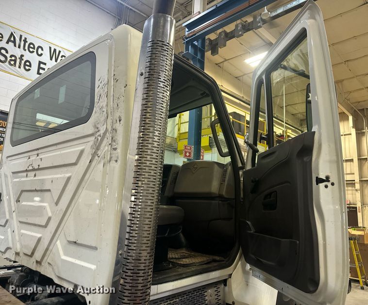 image for item DW2945 2011 International WorkStar 7400 truck cab and chassis