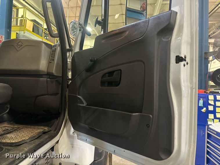 image for item DW2945 2011 International WorkStar 7400 truck cab and chassis