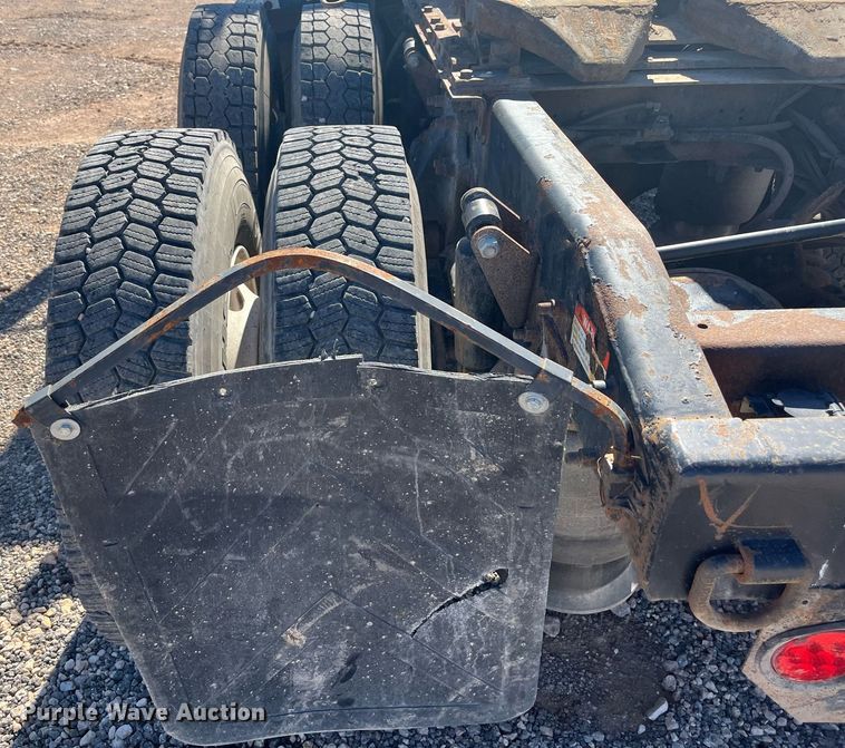 image for item EI0609 2000 Freightliner FLC120 semi truck