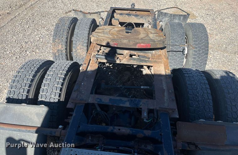 image for item EI0609 2000 Freightliner FLC120 semi truck