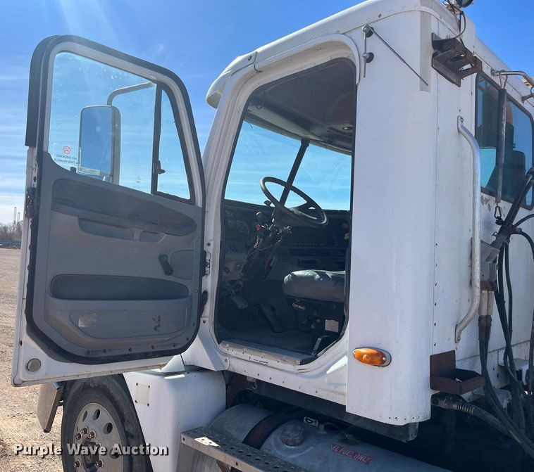 image for item EI0609 2000 Freightliner FLC120 semi truck