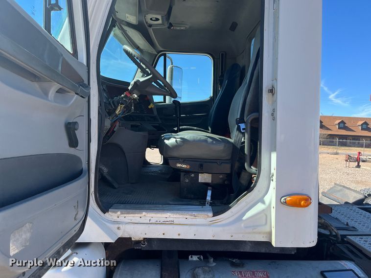 image for item EI0609 2000 Freightliner FLC120 semi truck