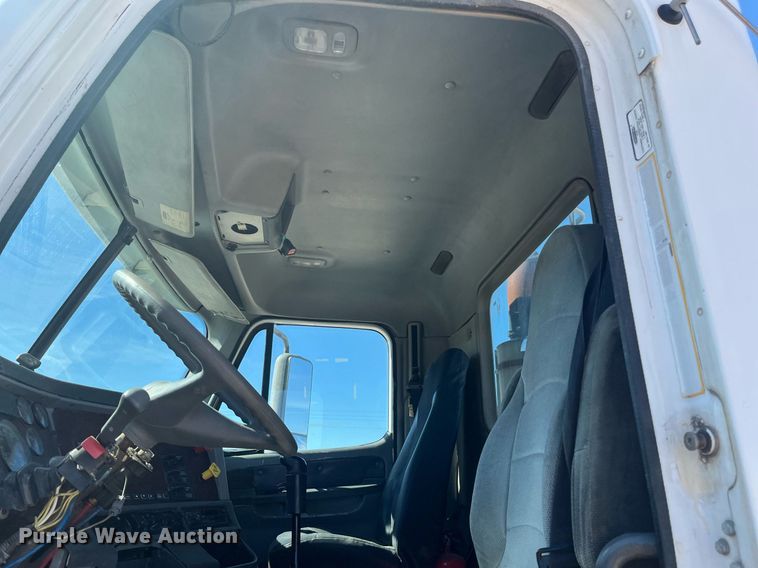 image for item EI0609 2000 Freightliner FLC120 semi truck