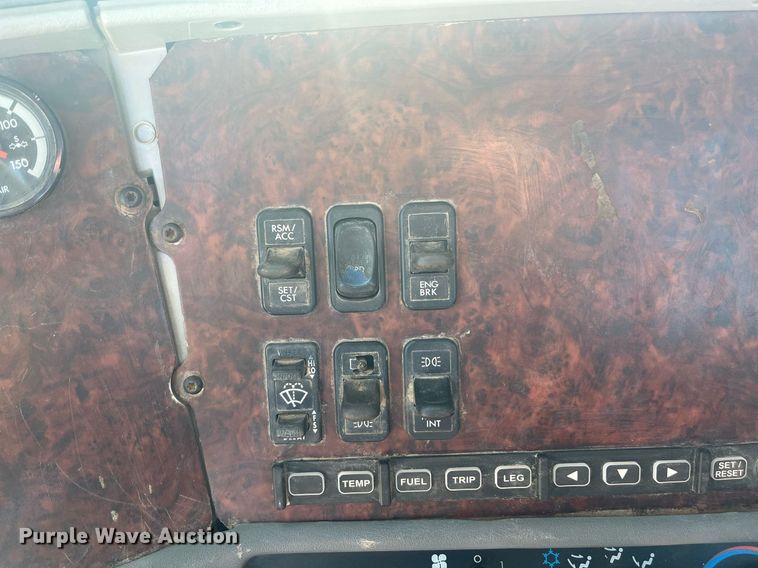 image for item EI0609 2000 Freightliner FLC120 semi truck