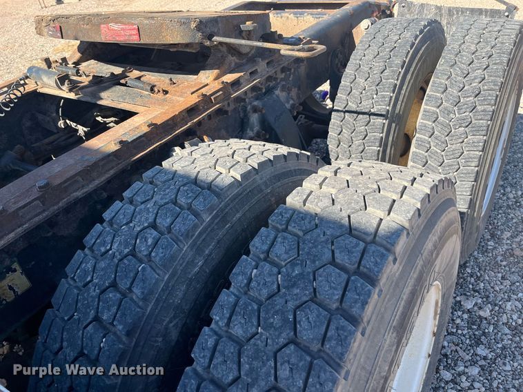 image for item EI0609 2000 Freightliner FLC120 semi truck