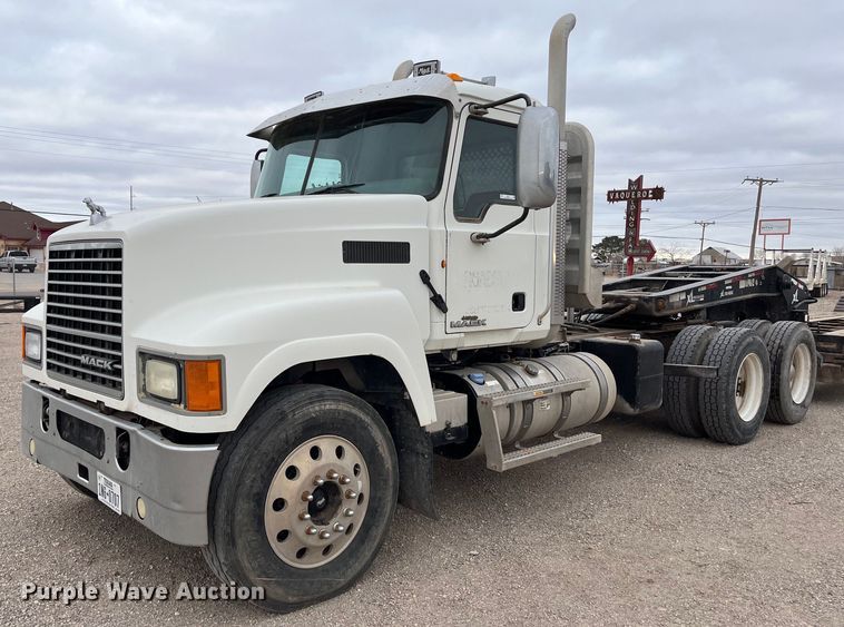 image for item EI0611 2012 Mack CHU613 semi truck