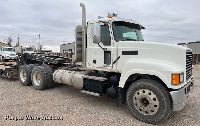 image for item EI0611 2012 Mack CHU613 semi truck