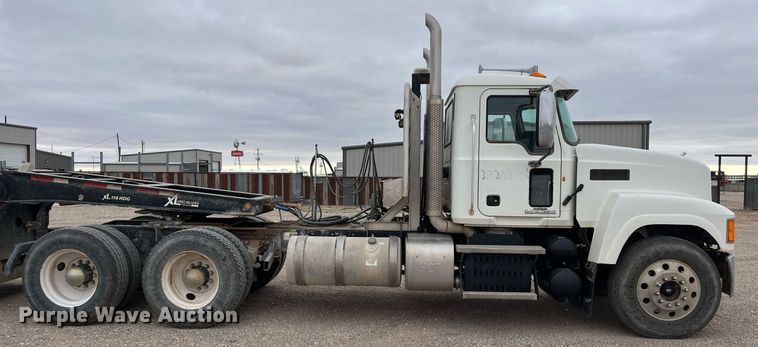 image for item EI0611 2012 Mack CHU613 semi truck